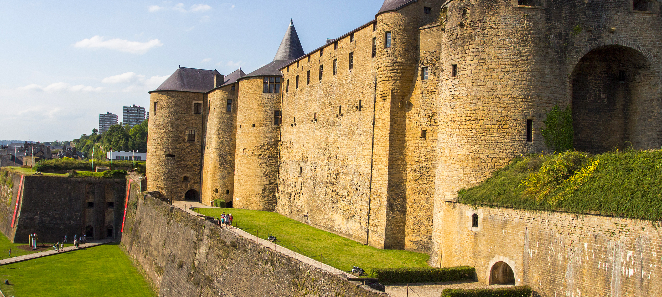 Visite du Château Fort de SedanRemontez le temps pour un voyage à l’époque  médiévale. Au cœur de la ville, le gigantesque Château Fort de Sedan vous